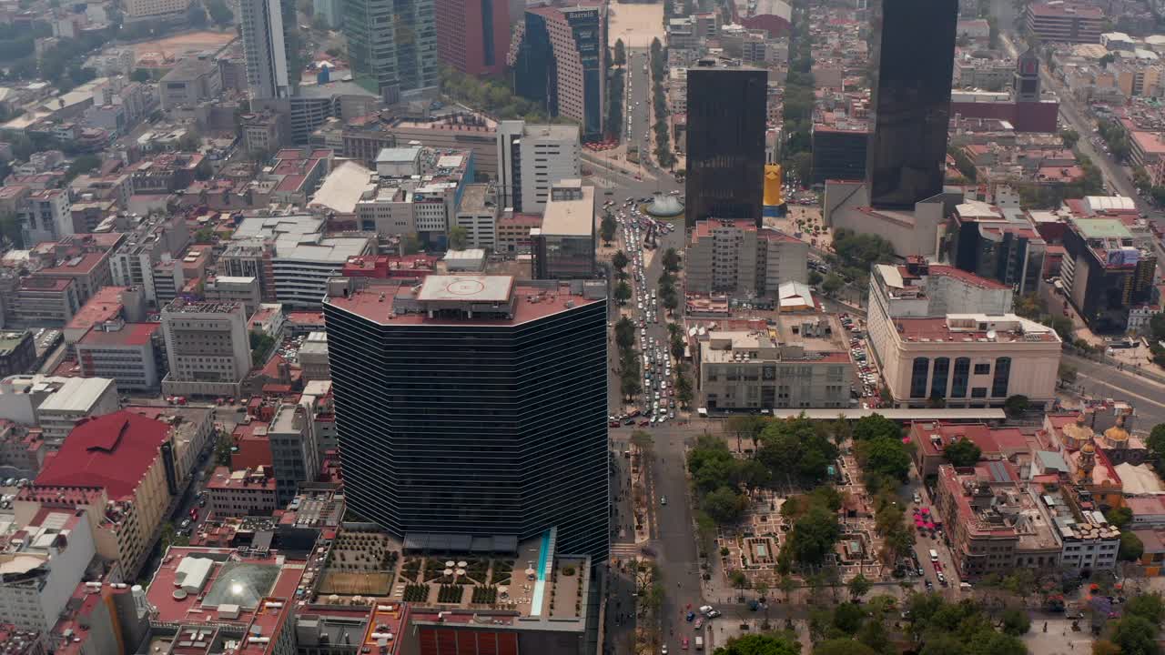 前方展示城市街道。鸟瞰图的市中心景观与各种各样的建筑。墨西哥城,墨西哥视频素材