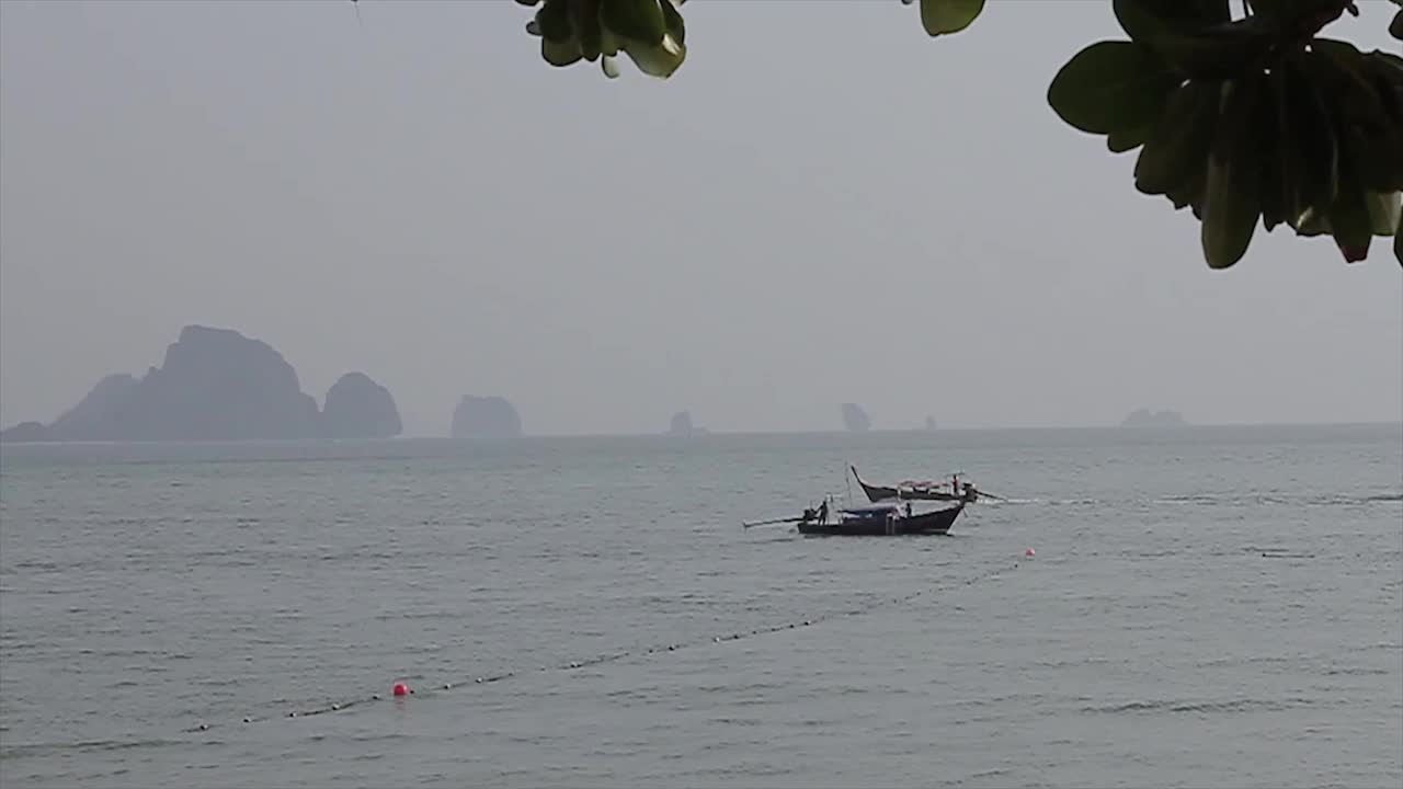 渔船轮廓在海上日落，宽镜头视频素材