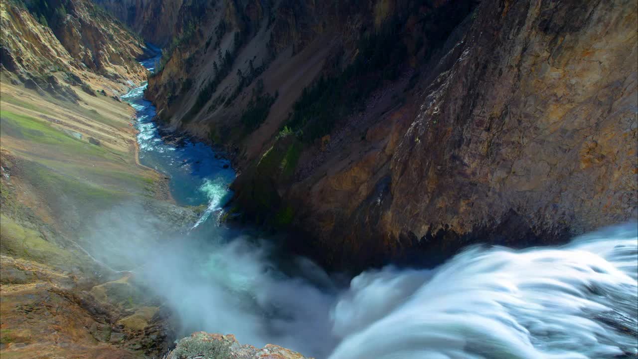 时间流逝锁定风景瀑布在岩石中-温哥华，加拿大视频素材