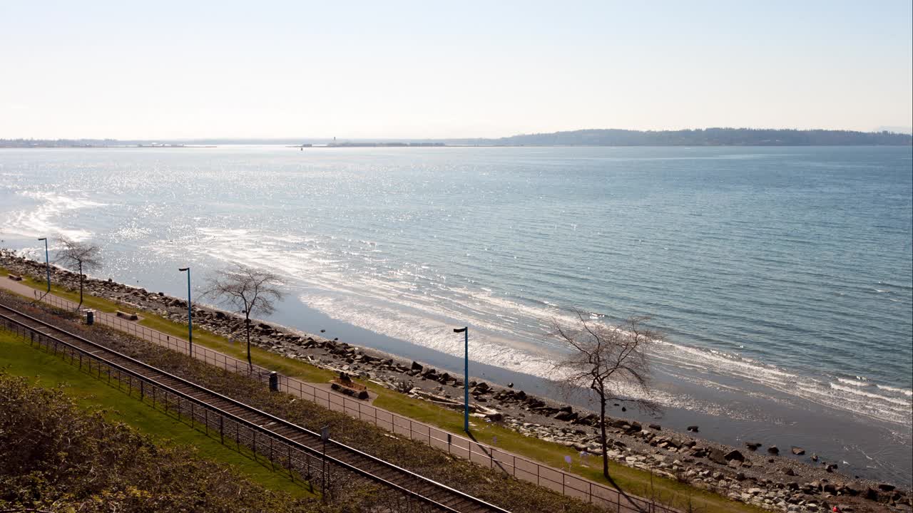 航拍:晴空下的河流风景，无人机在阳光明媚的日子里通过铁路飞过风景——加拿大不列颠哥伦比亚省视频素材