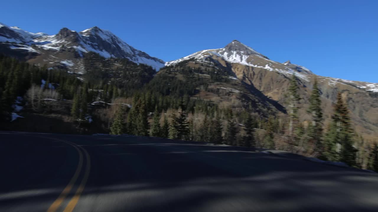 在阳光明媚的日子里，一辆汽车在雪林中行驶，加拿大温哥华视频素材