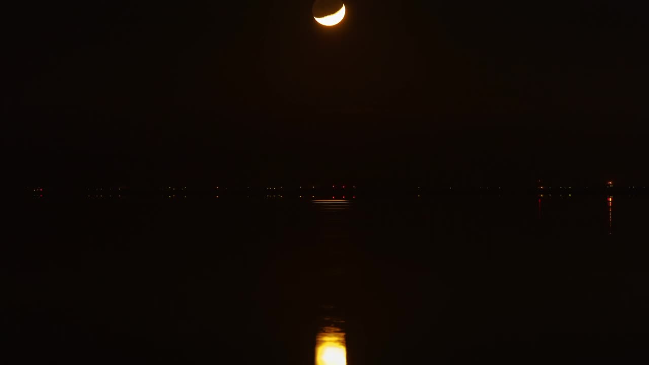 在黑暗的夜晚，半月在天空中向下移动的延时锁定镜头-加拿大温哥华视频素材