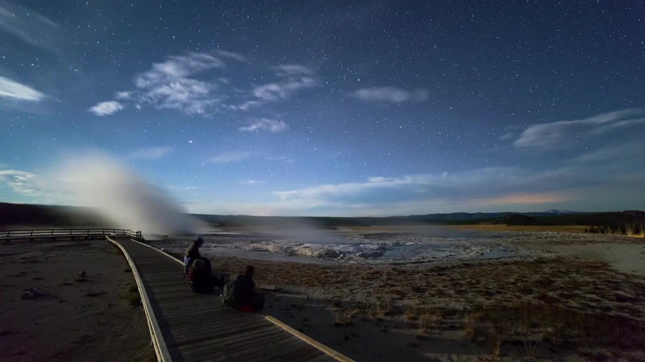 人们在星夜里用相机拍摄温泉——黄石国家公园，怀俄明州视频素材