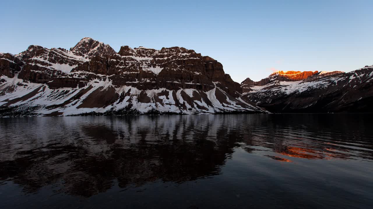 阳光明媚的日子里，加拿大阿尔伯塔省班夫国家公园里的雪山风景如画视频素材