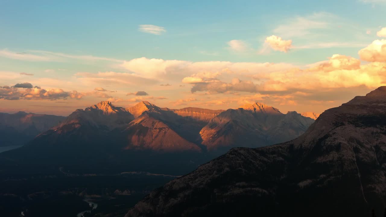 时间流逝锁定风景的山脉对多云的天空在日落-温哥华，加拿大视频素材