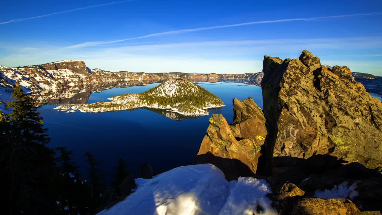 在班夫国家公园-温哥华，加拿大，在雪山湖上的森林风景视频素材