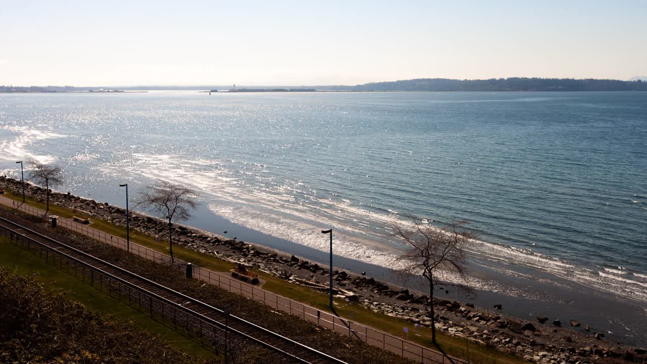 时间流逝锁定海岸线的风景，海滩对天空，人们探索在晴朗的一天-温哥华，加拿大视频素材