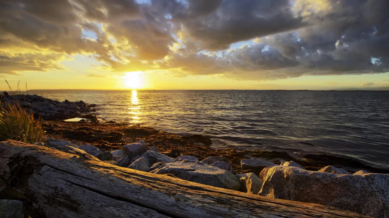 时间流逝风景拍摄的云移动海上在日落期间-温哥华，加拿大视频素材