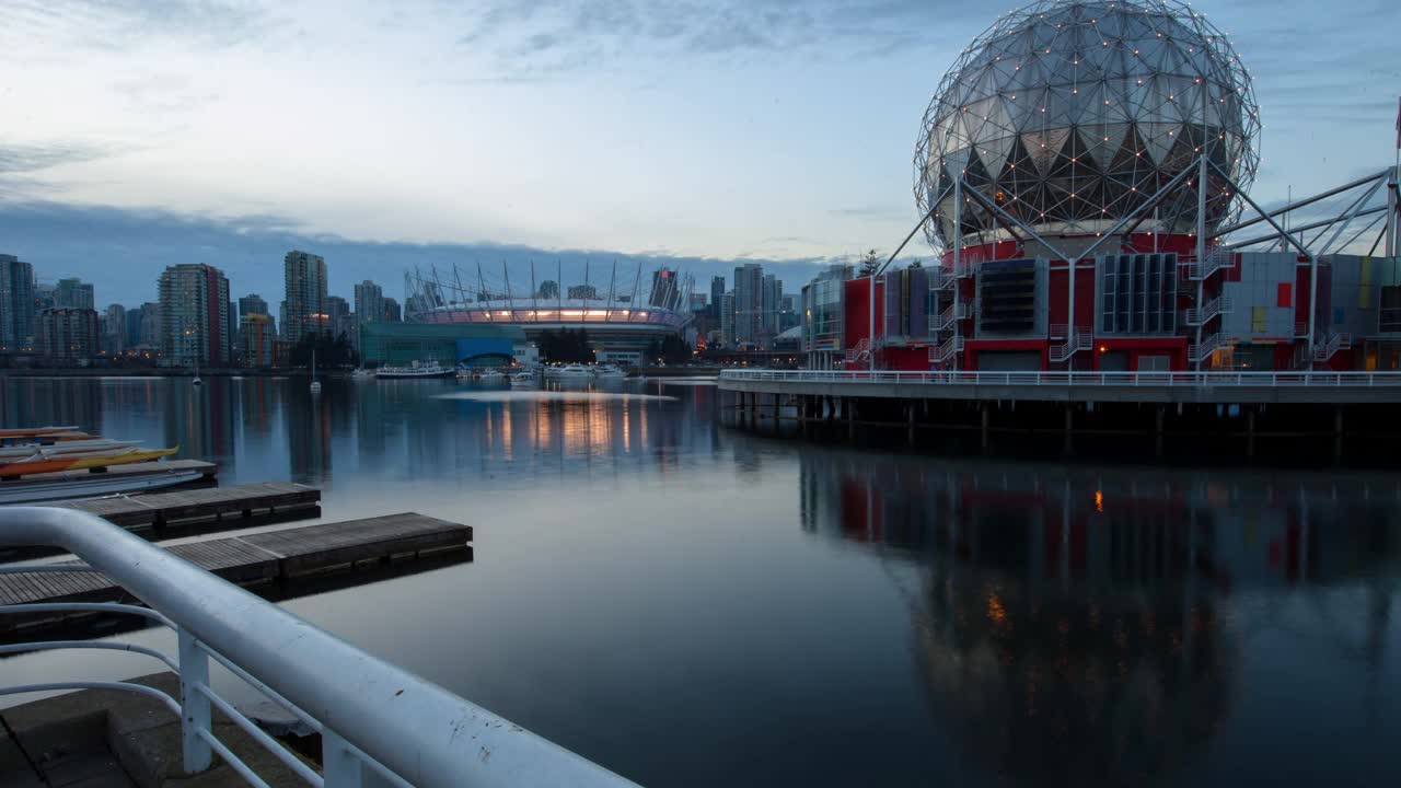 时间流逝错误的小溪在城市-温哥华，加拿大的照明科学世界的观点视频素材