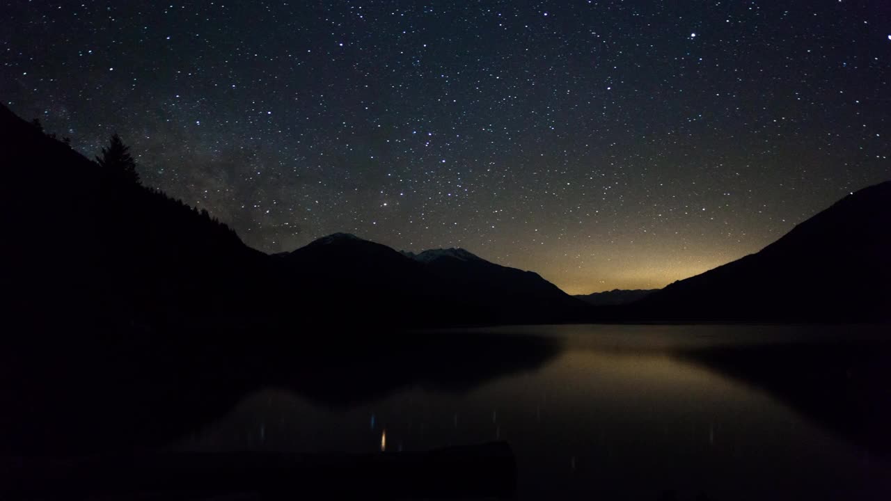 锁定时间流逝雄伟的星空在山上的湖-温哥华，加拿大视频素材