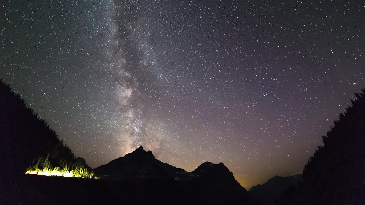 在冬季，加拿大不列颠哥伦比亚省，星空下的山脉剪影视频素材