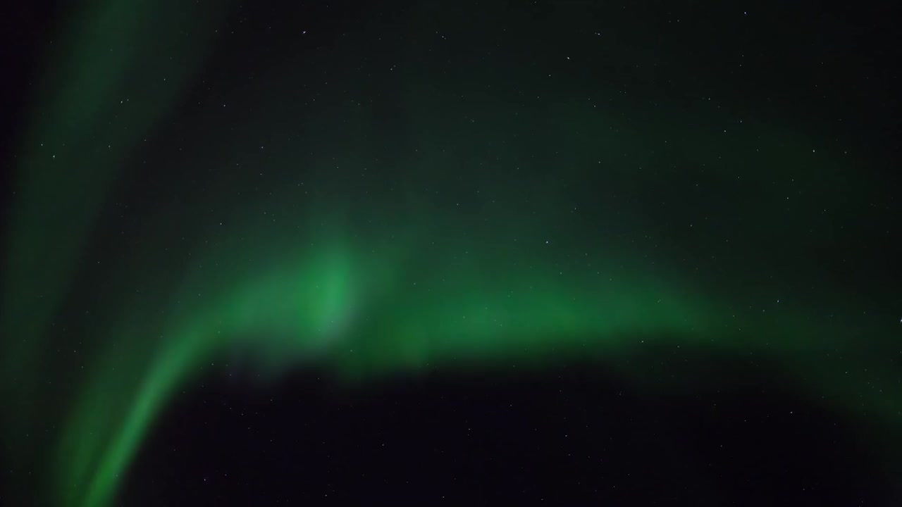 封锁时间流逝拍摄的绿色北极光在天空中夜晚-不列颠哥伦比亚，加拿大视频素材