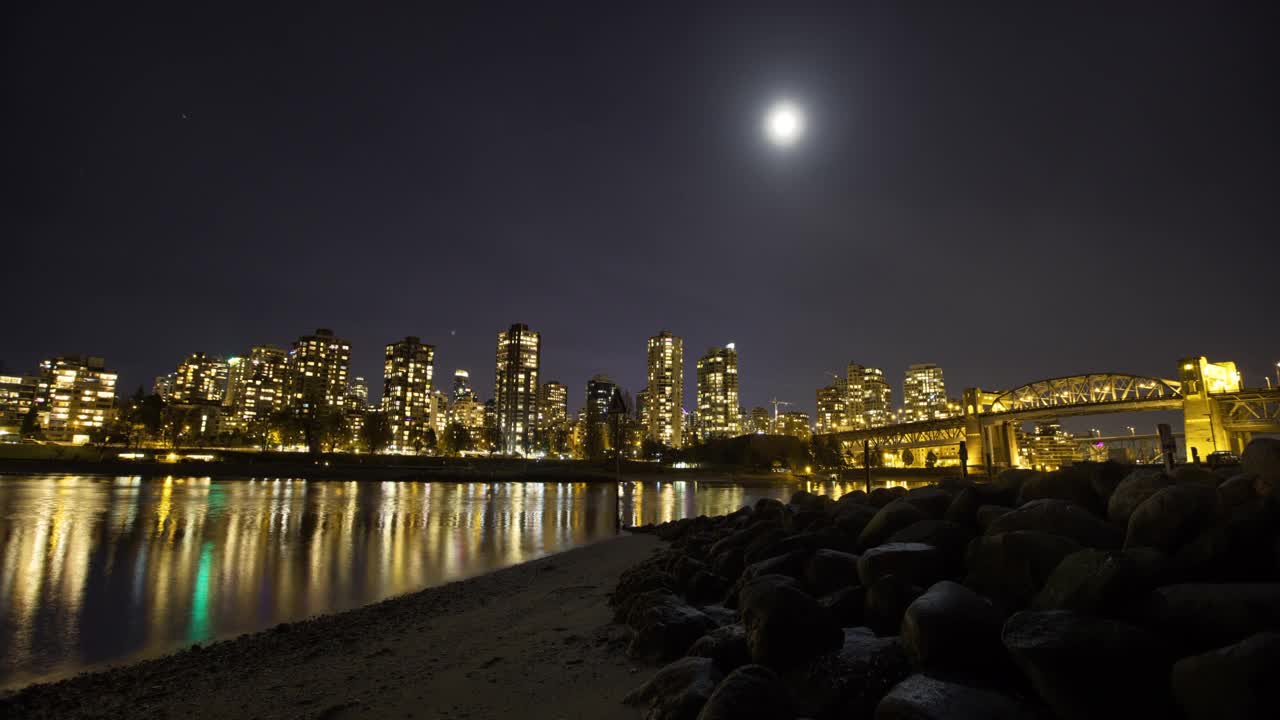 时间流逝拍摄的照明Burrard街桥在城市的天空在夜晚-温哥华，加拿大视频素材