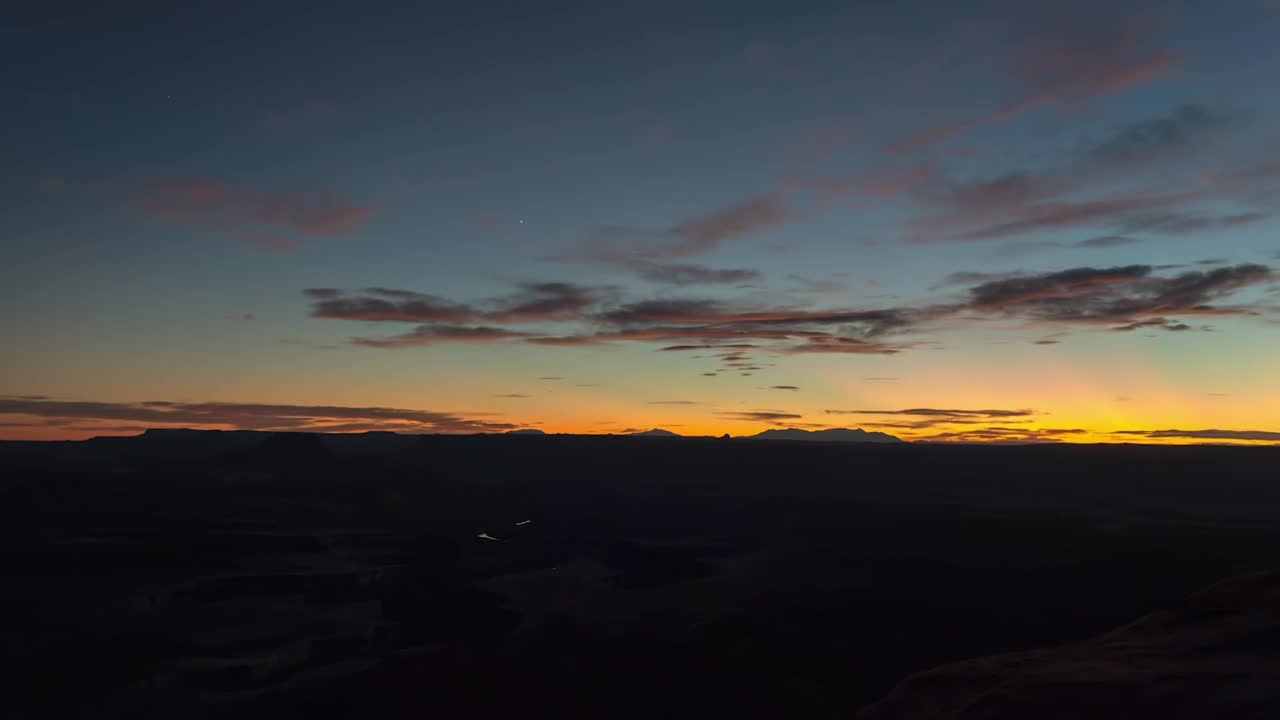 锁定延时拍摄的彗星在星空中移动的景观在夜间-不列颠哥伦比亚，加拿大视频素材