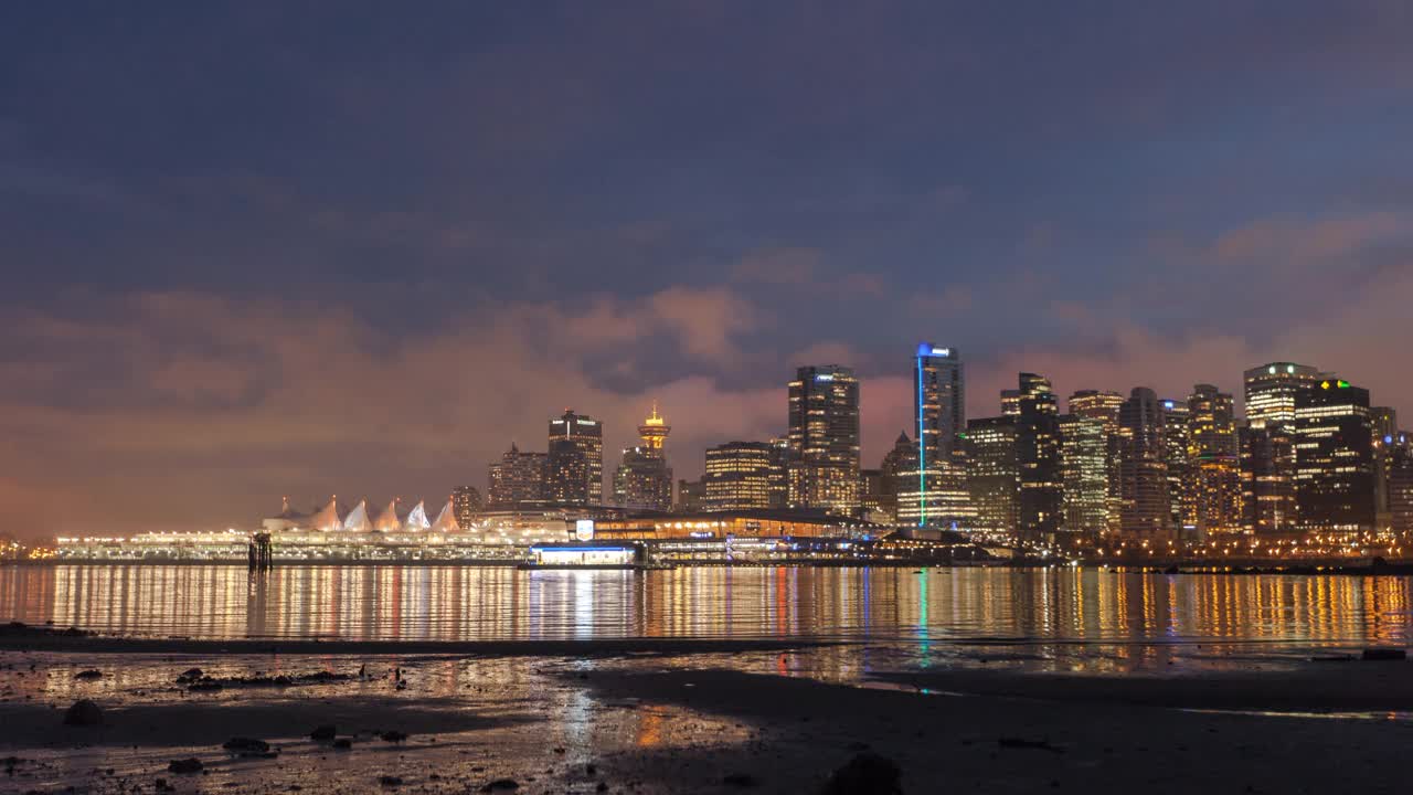 在加拿大温哥华的夜晚，海上灯光照亮的市中心区域的延时封锁拍摄视频素材