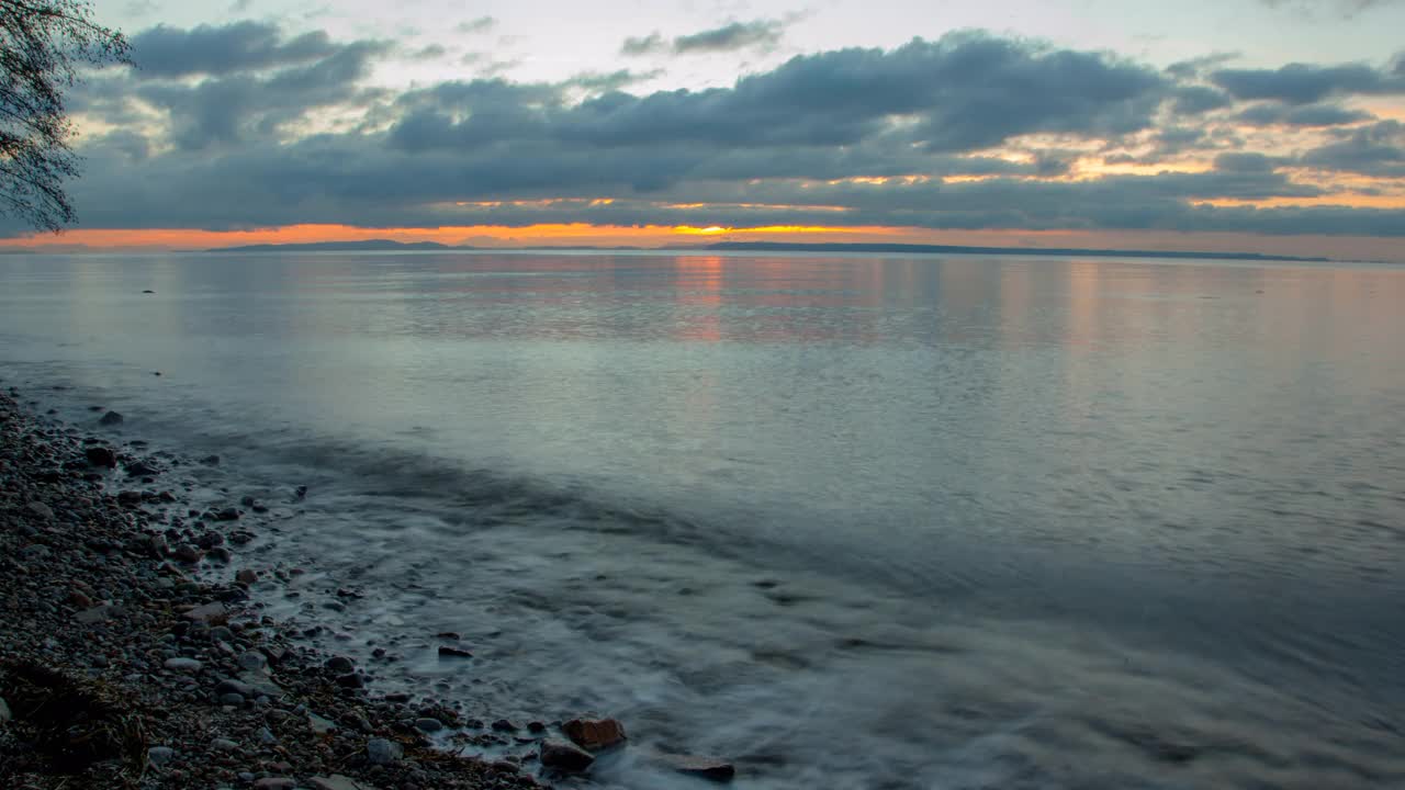 日落时，云朵在天空中移动，延时锁定海景-温哥华，加拿大视频素材