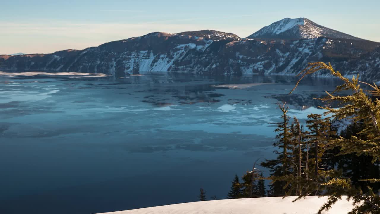 时间流逝风景雪山湖对天空-不列颠哥伦比亚省，加拿大视频素材