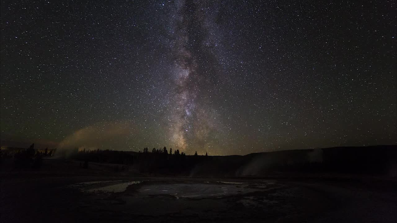 在怀俄明州的黄石国家公园里，在夜晚的温泉上方的星星移动视频素材