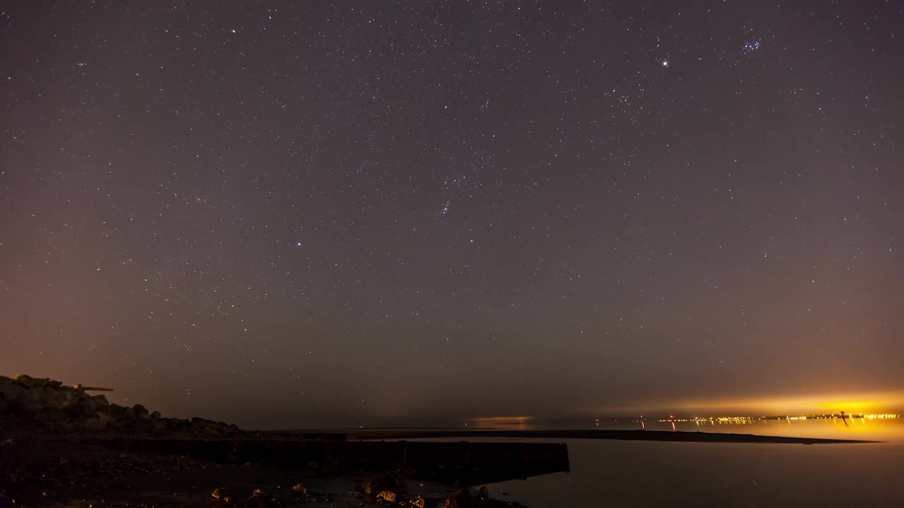 封锁时间流逝美丽的照片，星空在海上的夜晚-不列颠哥伦比亚省，加拿大视频素材