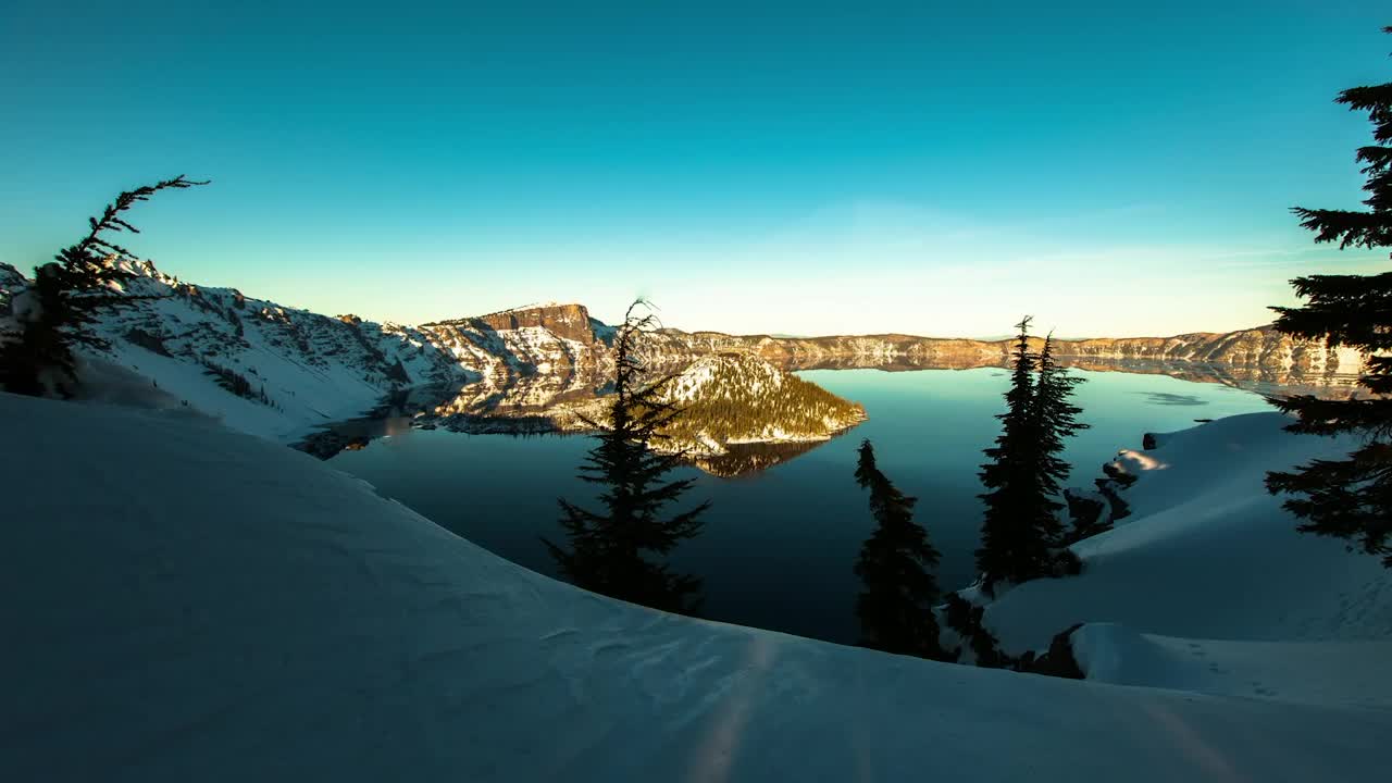 时间流逝拍摄的湖在雪山从白天到晚上-不列颠哥伦比亚省，加拿大视频素材