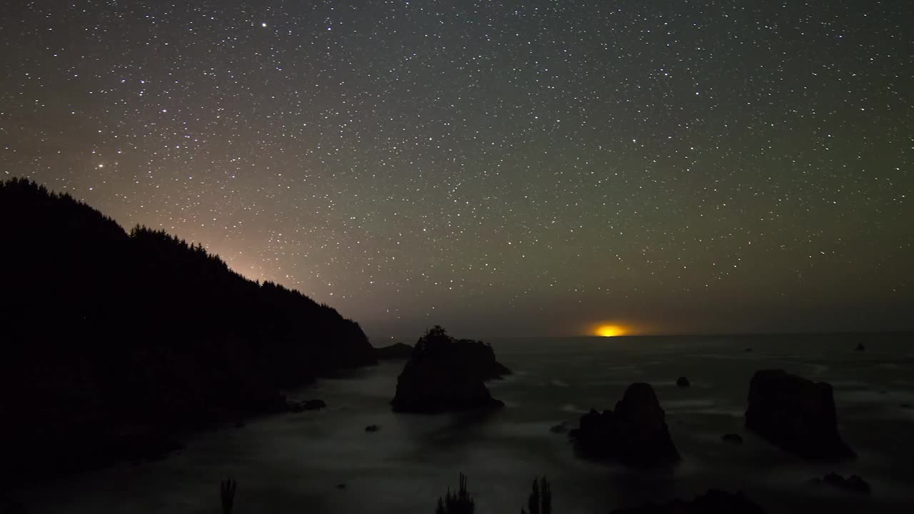 夜晚星空在海上移动的锁定延时拍摄-加拿大不列颠哥伦比亚省视频素材