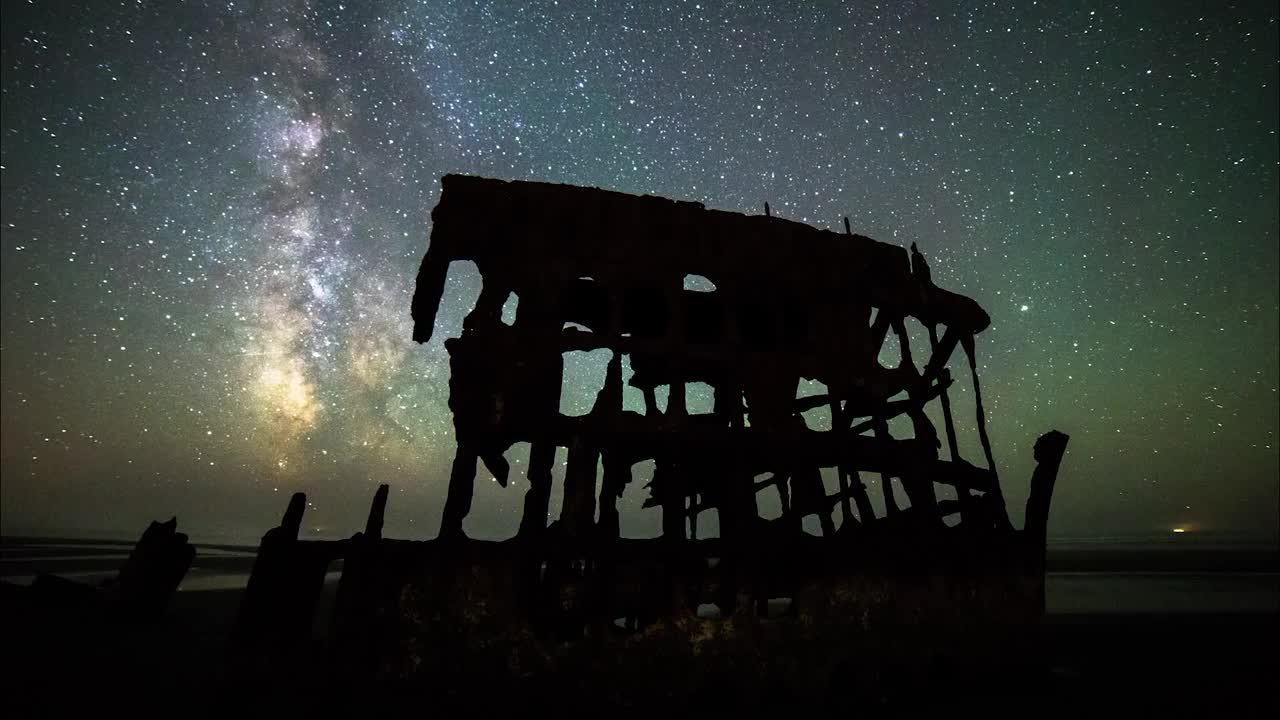 时间延迟封锁的轮廓海船在海滩上对星空-不列颠哥伦比亚，加拿大视频素材