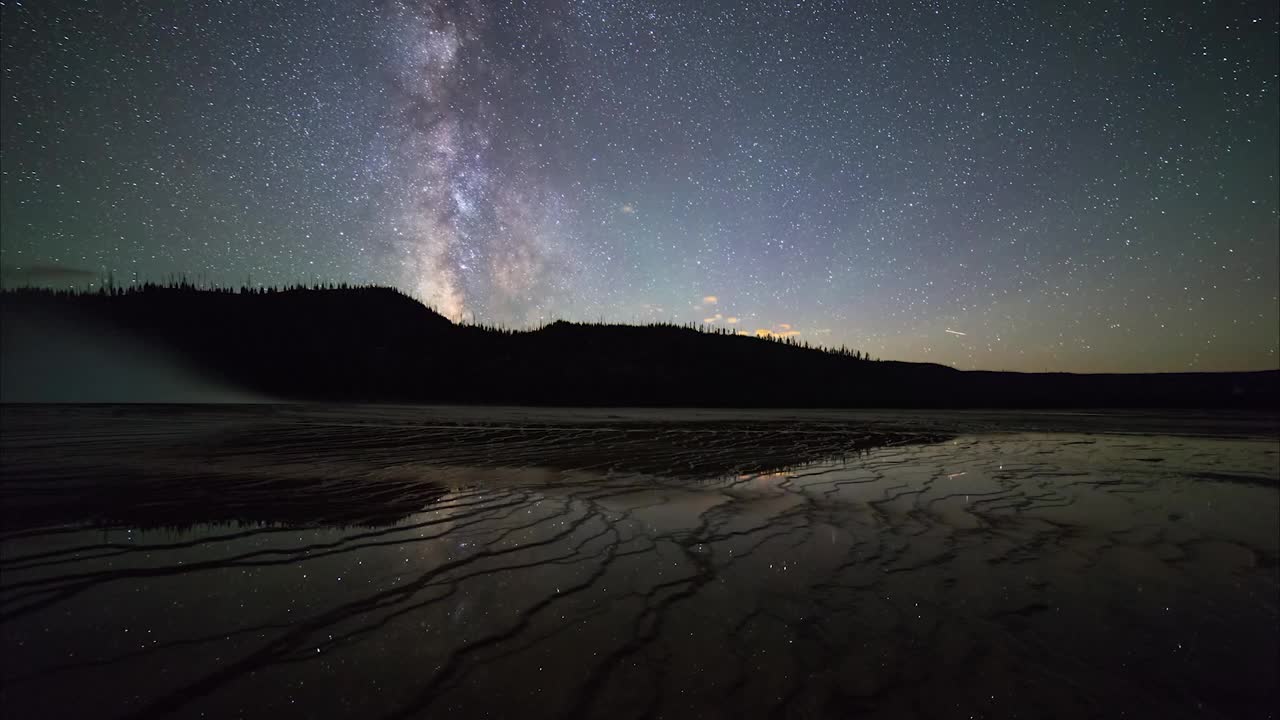 时间流逝田园诗的观点间歇泉在戏剧性的景观对星空-黄石国家公园，怀俄明州视频素材