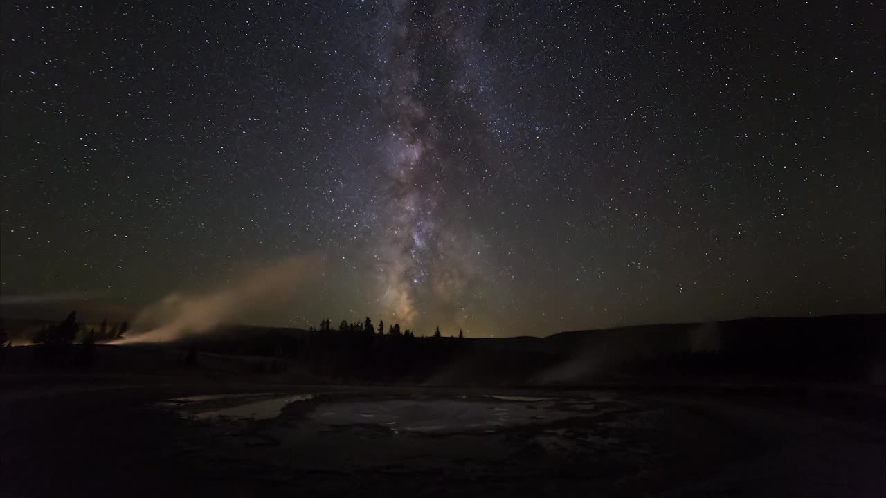 延时锁定雄伟的夜空夜空温泉在晚上-黄石国家公园，怀俄明州视频素材