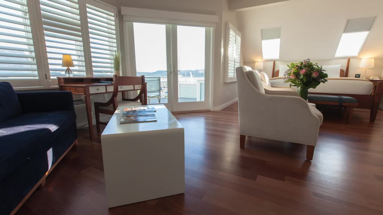 Time Lapse Interior Of Hotel White Bedroom -不列颠哥伦比亚省，加拿大视频素材