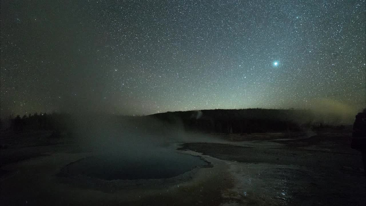 星空下美丽的温泉照片——怀俄明州黄石国家公园视频素材