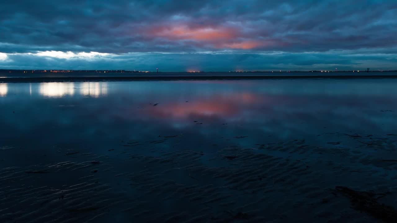 在日落时，当云在海上移动时海滩的时间推移风景-不列颠哥伦比亚省，加拿大视频素材