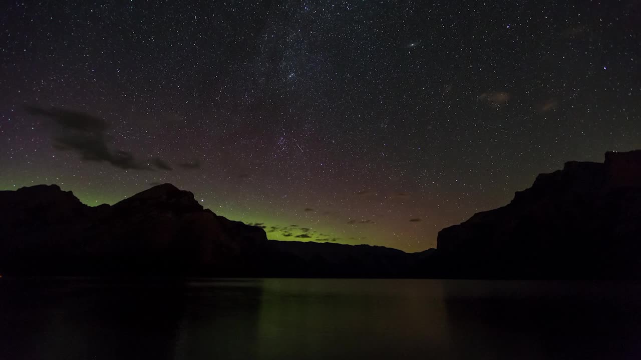 时间推移锁定轮廓的山和湖星空-不列颠哥伦比亚省，加拿大视频素材