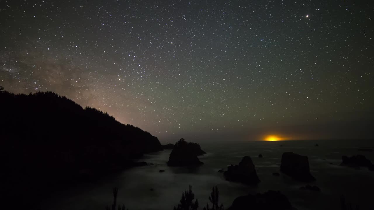 时间流逝锁定夜空下美丽的海景和山景-不列颠哥伦比亚，加拿大视频素材