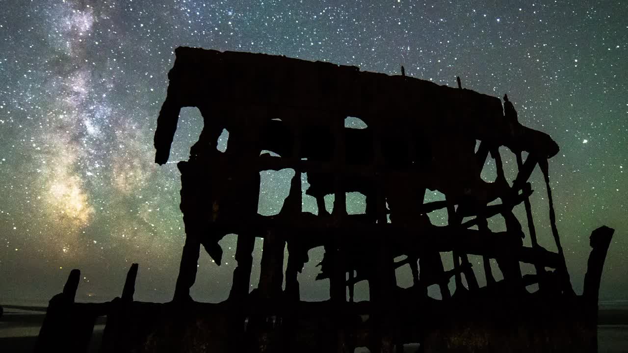 时间流逝锁定剪影在海滩上闪烁的星星在天空-不列颠哥伦比亚省，加拿大视频素材