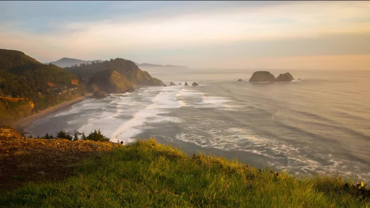 时间流逝的风景拍摄的大海溅向悬崖多云的天空-不列颠哥伦比亚省，加拿大视频素材