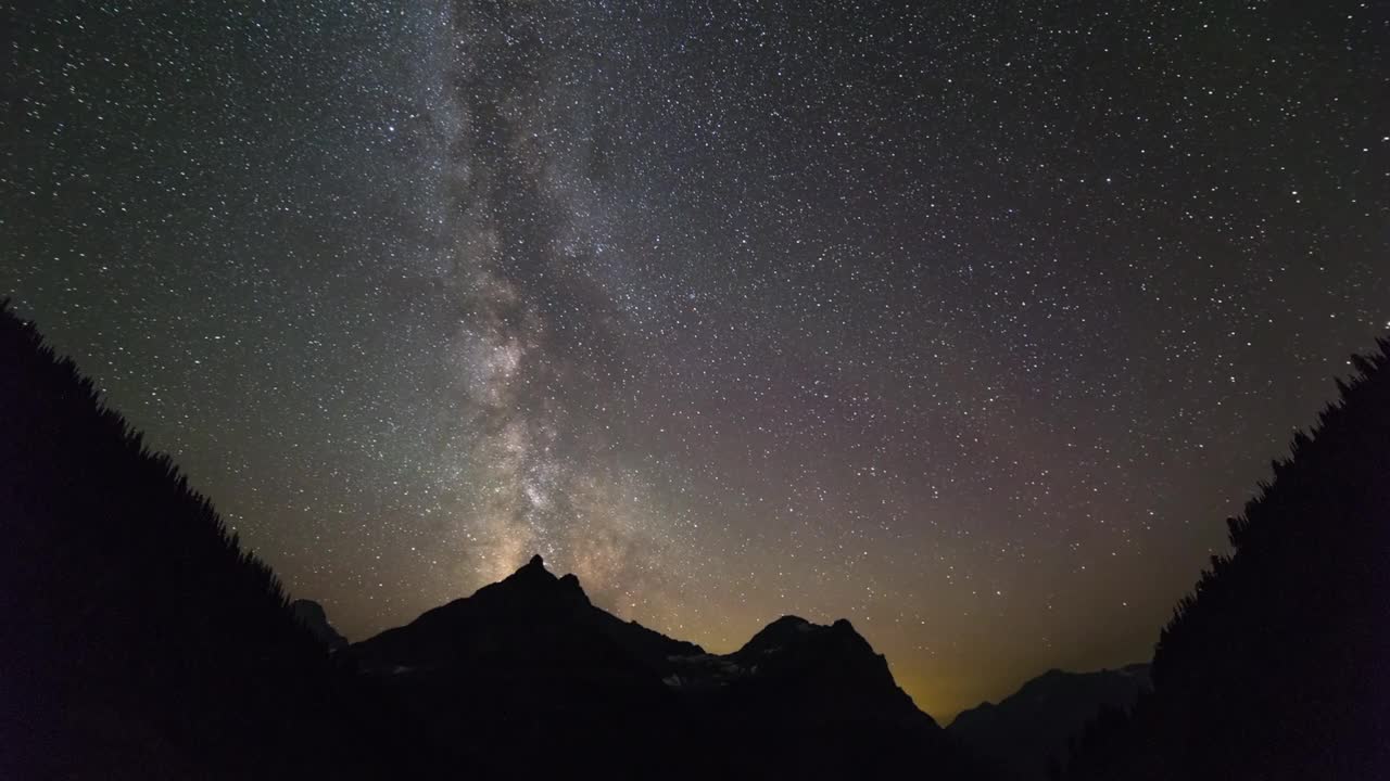 夜间群山上空牛奶道的美丽镜头——加拿大不列颠哥伦比亚省视频素材