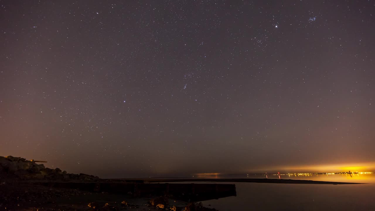 时间流逝锁定风景在天空中的星星在海上在晚上-不列颠哥伦比亚，加拿大视频素材