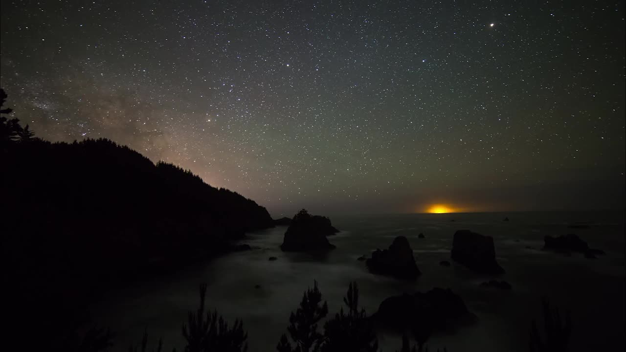 在加拿大不列颠哥伦比亚省的夜晚，星空下的大海和山脉的风景照片视频素材