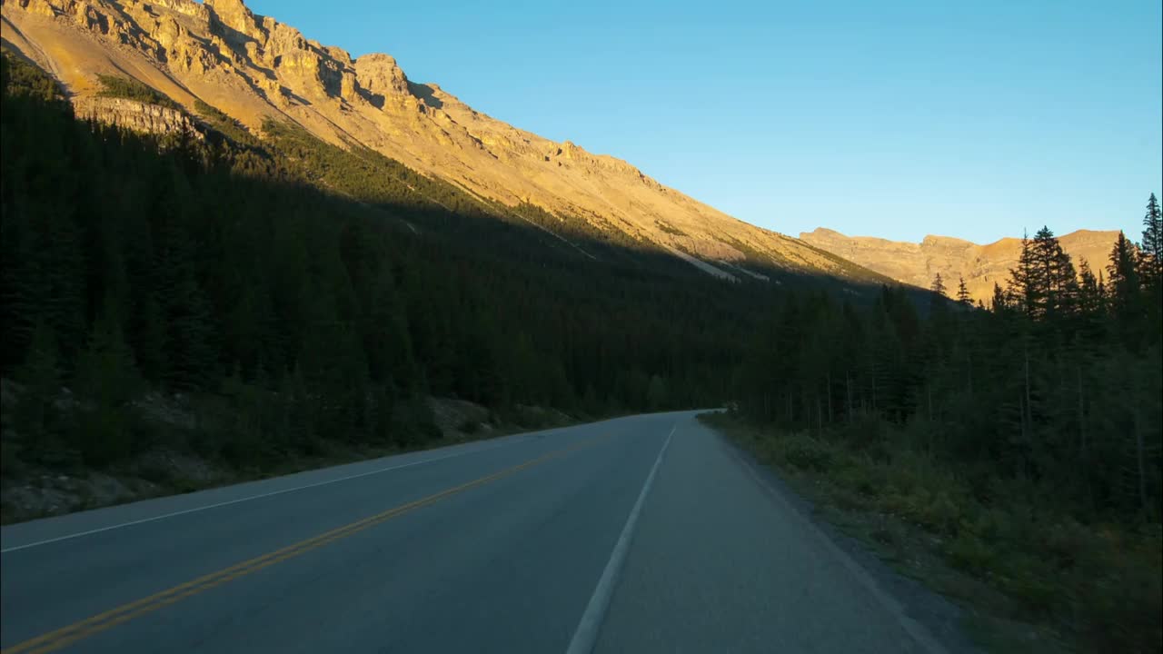 时间推移风景拍摄的汽车在道路上移动的树木的岩层-不列颠哥伦比亚省，加拿大视频素材