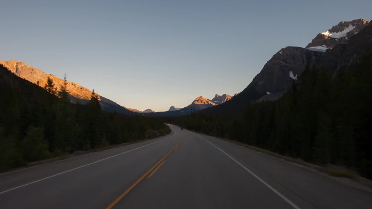 时间流逝美丽的照片的道路在森林和岩层在冬季-不列颠哥伦比亚，加拿大视频素材