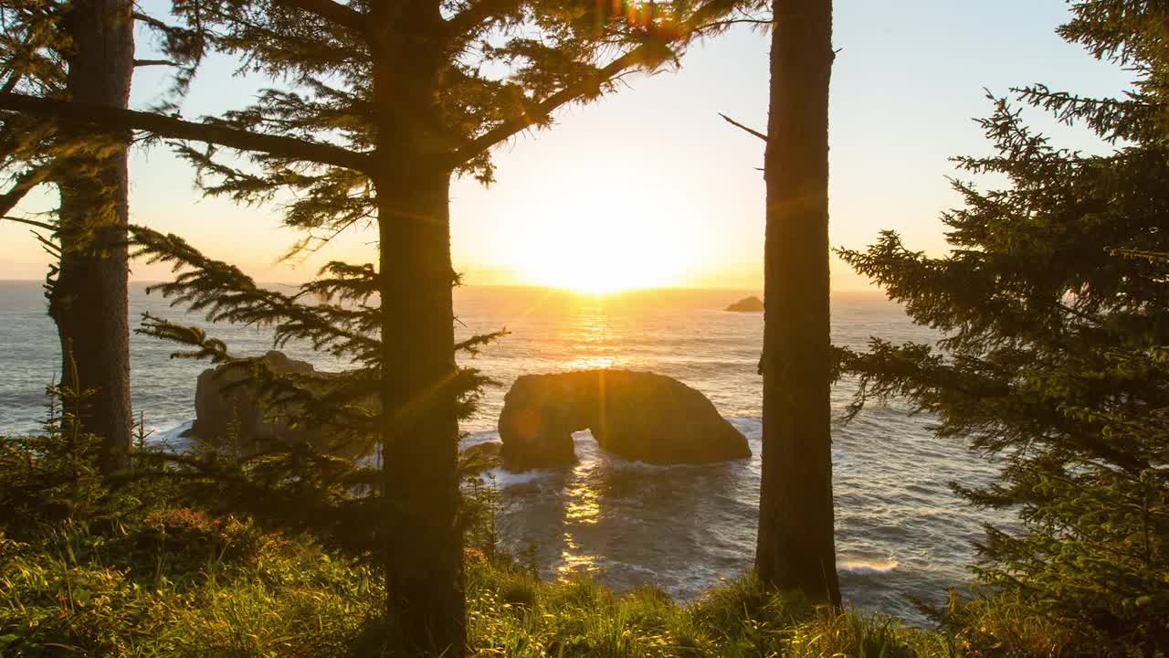 日落时在海上的岩石形成的时间推移风景-不列颠哥伦比亚省，加拿大视频素材