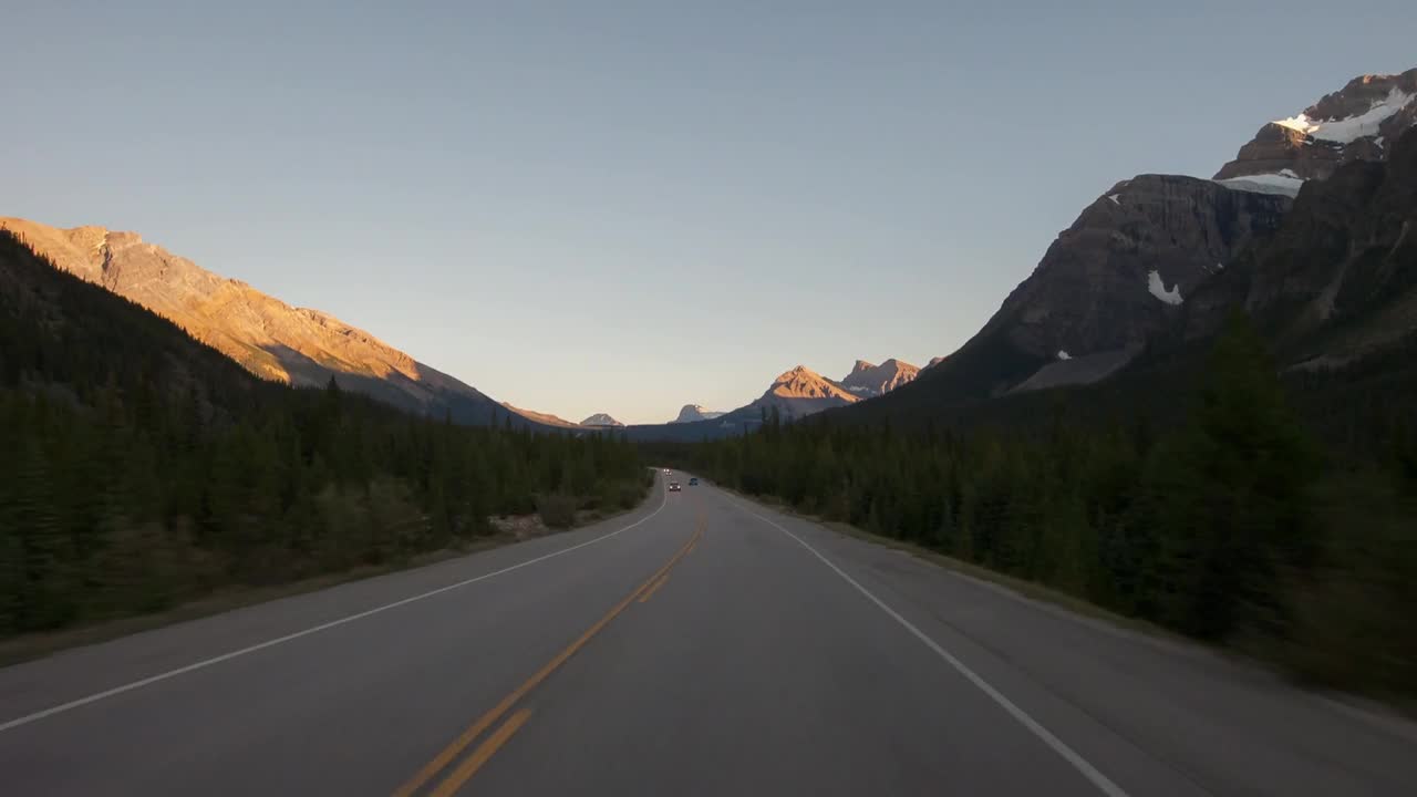 时间推移风景拍摄的车辆在寒冷的温度在道路上移动-不列颠哥伦比亚，加拿大视频素材