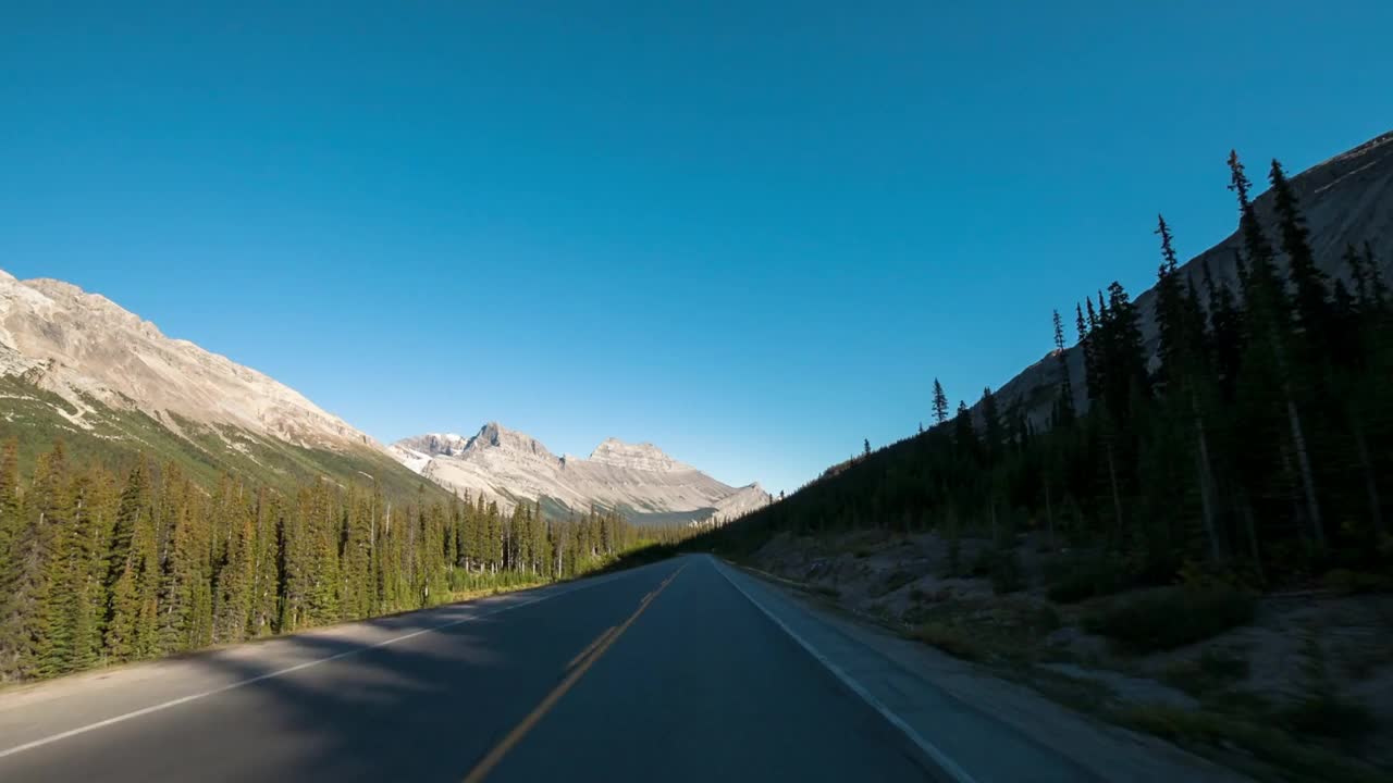 时间的推移拍摄的车辆在道路上移动的岩层在冬天的晴天-不列颠哥伦比亚，加拿大视频素材