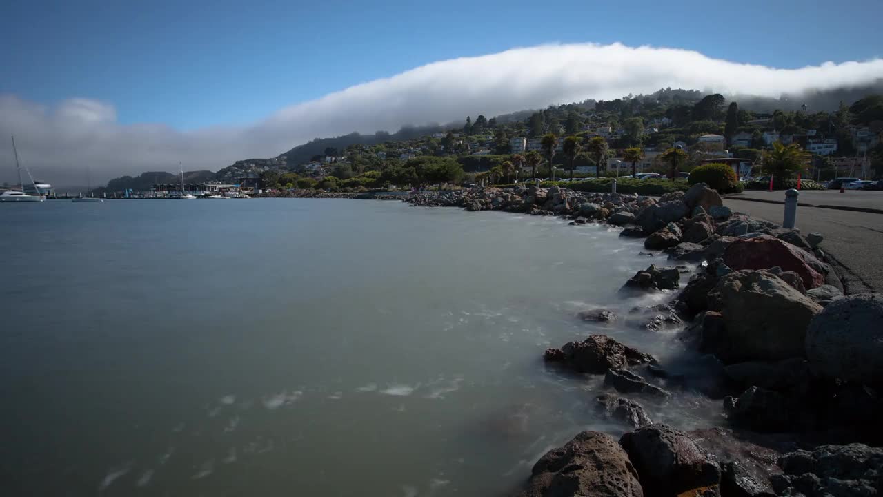 当人们在假期中探索时，浪花溅在岩石上的时间推移风景-不列颠哥伦比亚，加拿大视频素材