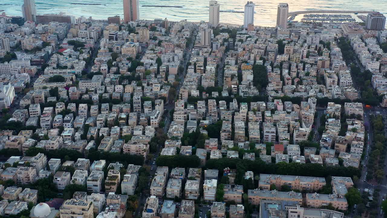 空中拍摄的住宅和树木在城市的海边-特拉维夫，以色列视频素材