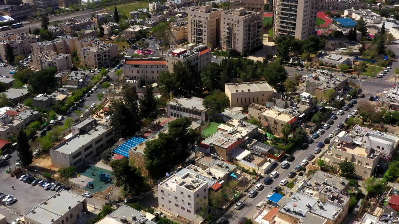 在阳光明媚的日子，城市住宅建筑的鸟瞰图-耶路撒冷，以色列视频素材