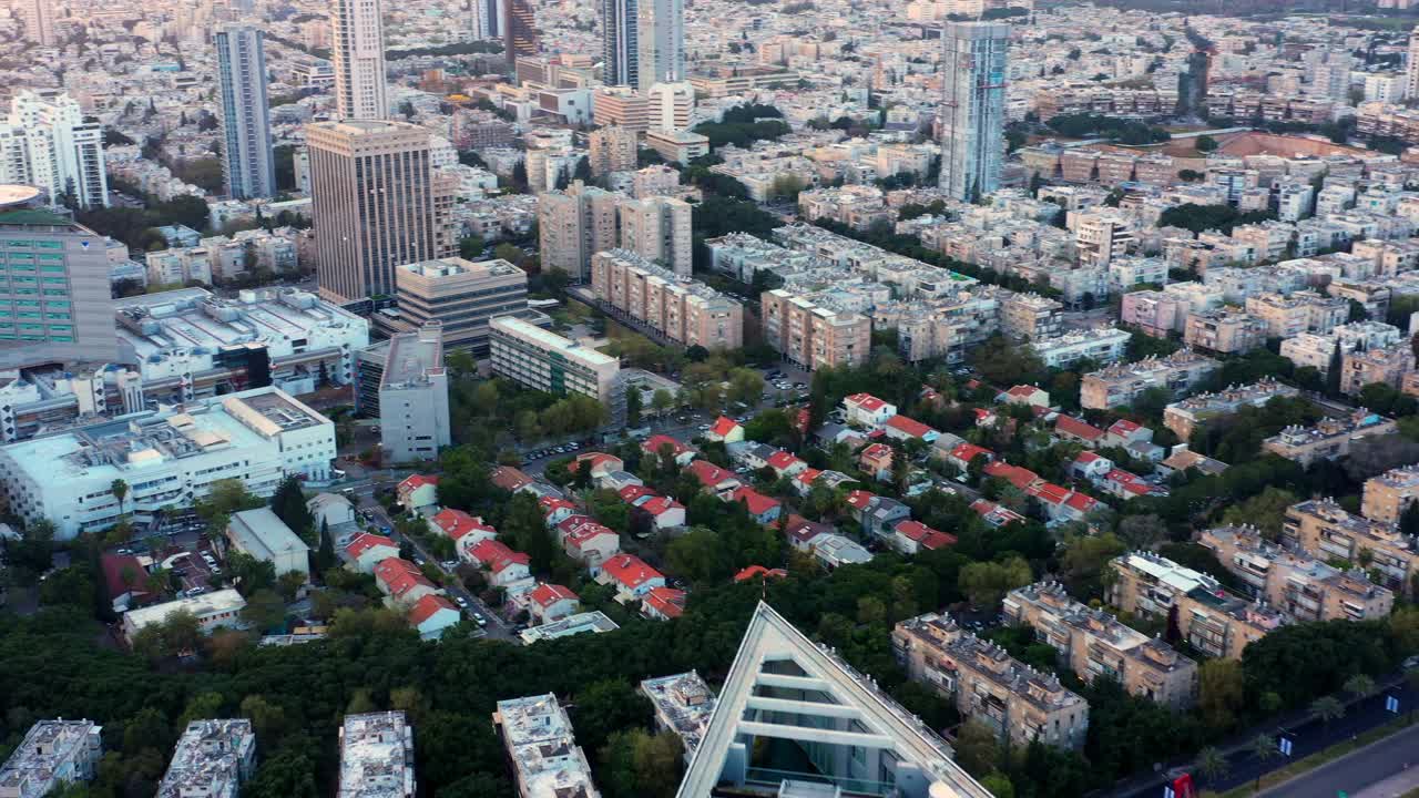 空中拍摄的现代建筑和房屋在城市-特拉维夫，以色列视频素材