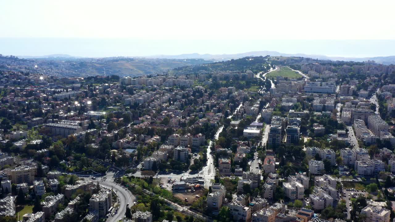 空中向前拍摄的住宅建筑和树木的景观对晴朗的天空在城市-耶路撒冷，以色列视频素材