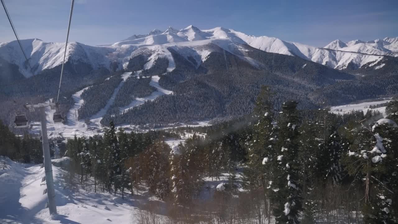 从滑雪场山上的索道上看山的景色。视频素材