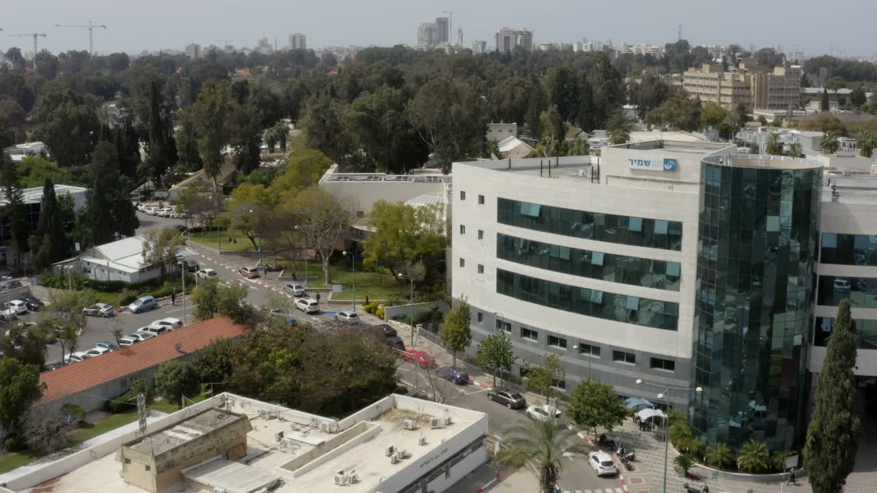 空中向前拍摄的著名的医学研究大楼在城市，无人机在晴朗的日子里飞过房屋-特拉维夫，以色列视频素材